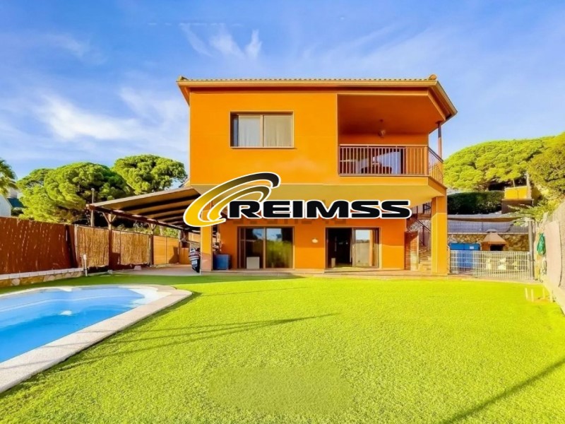 Casa en venda a Lloret de Mar, 4 hab., 240 m2 - 479.000 EUR